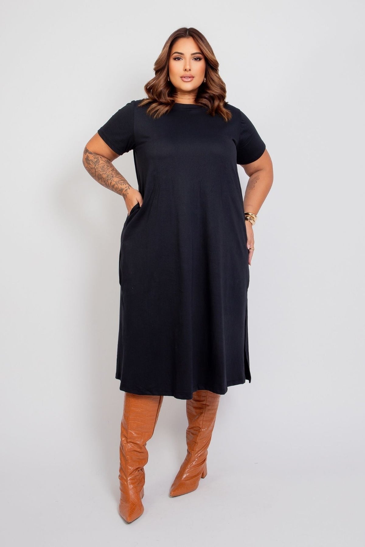 Vestido Midi Amplo Manga Curta com Fenda Lateral